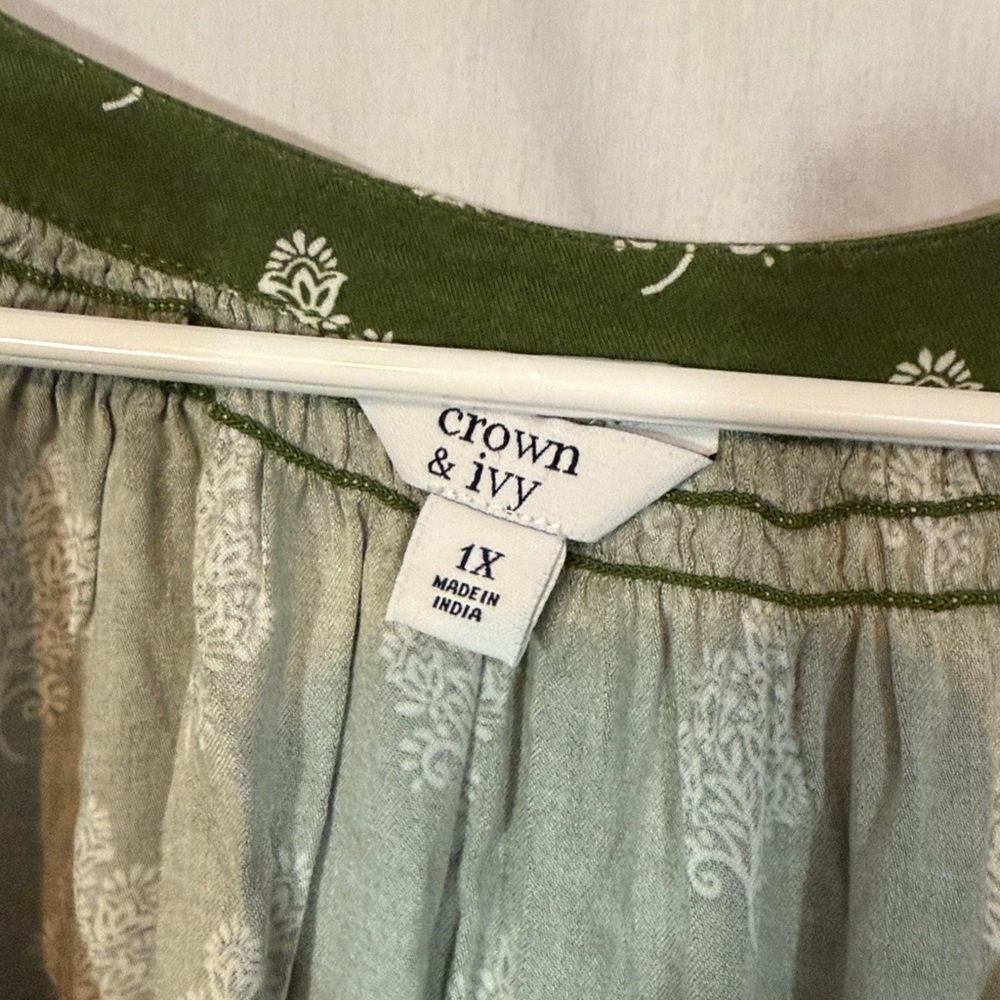 Crown & Ivy Green Floral Women's Top - Picture 3 of 7